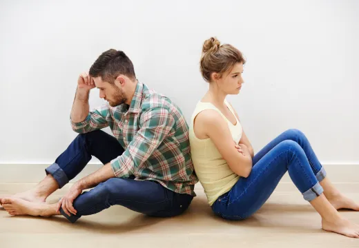 Verliebt in den Falschen Ein Paar sitzt im Streit Rücken an Rücken